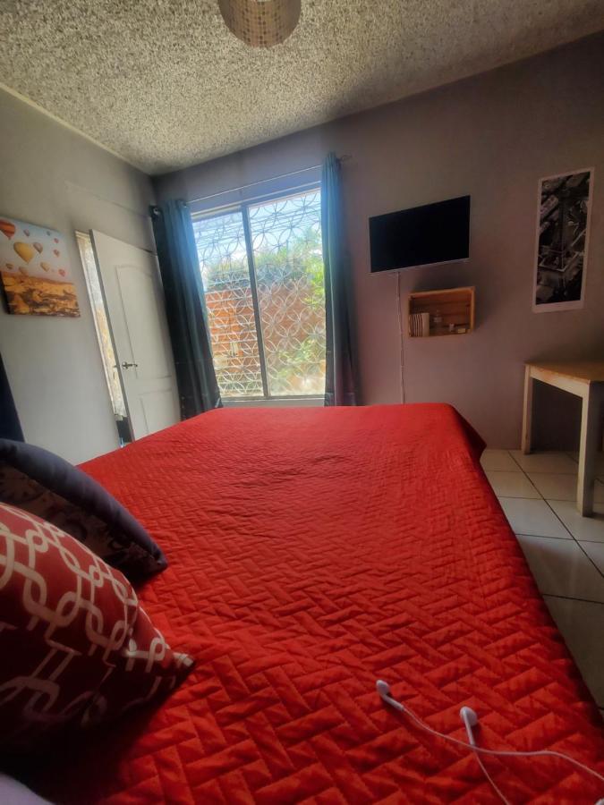 Hostal De Lucca Guatemala City ภายนอก รูปภาพ
