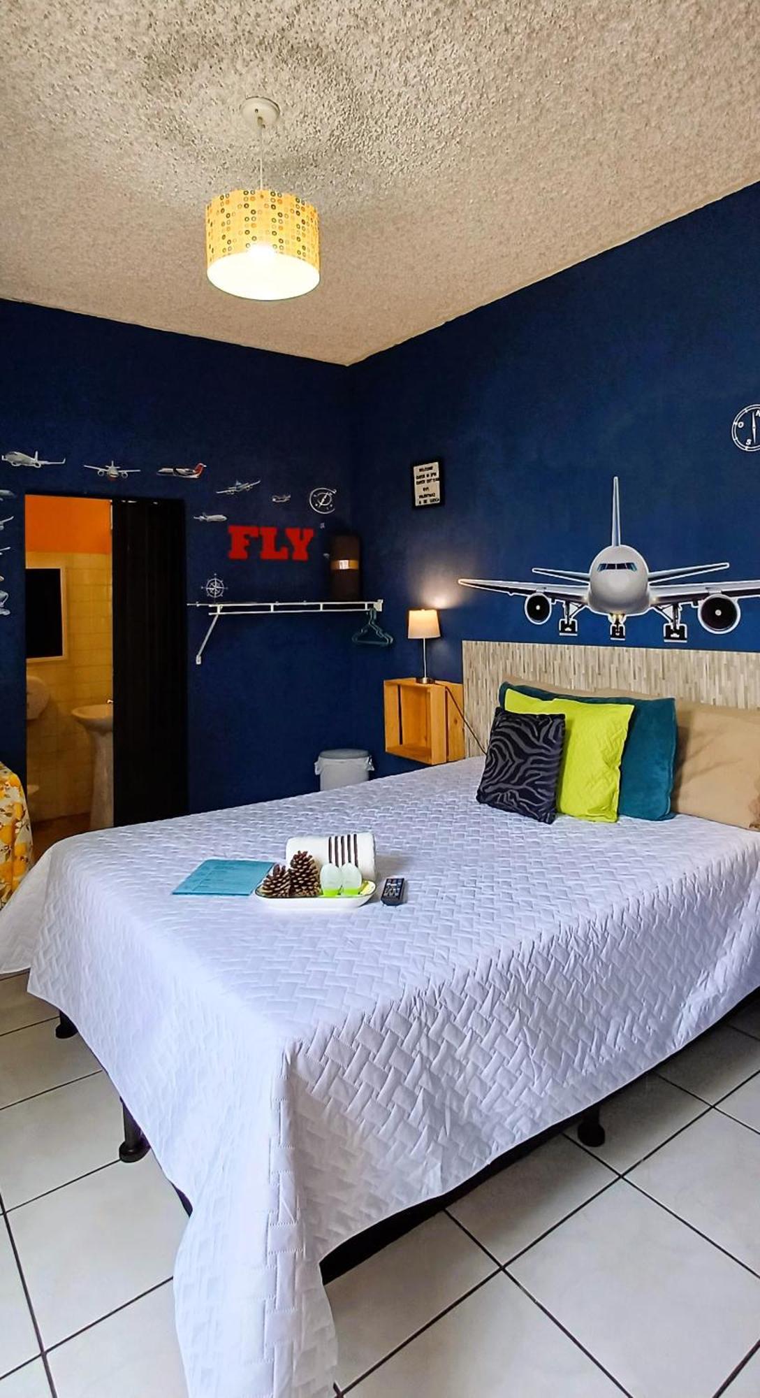 Hostal De Lucca Guatemala City ภายนอก รูปภาพ