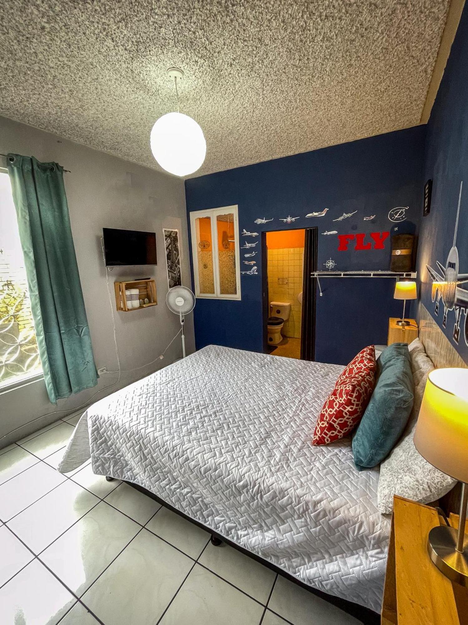 Hostal De Lucca Guatemala City ภายนอก รูปภาพ