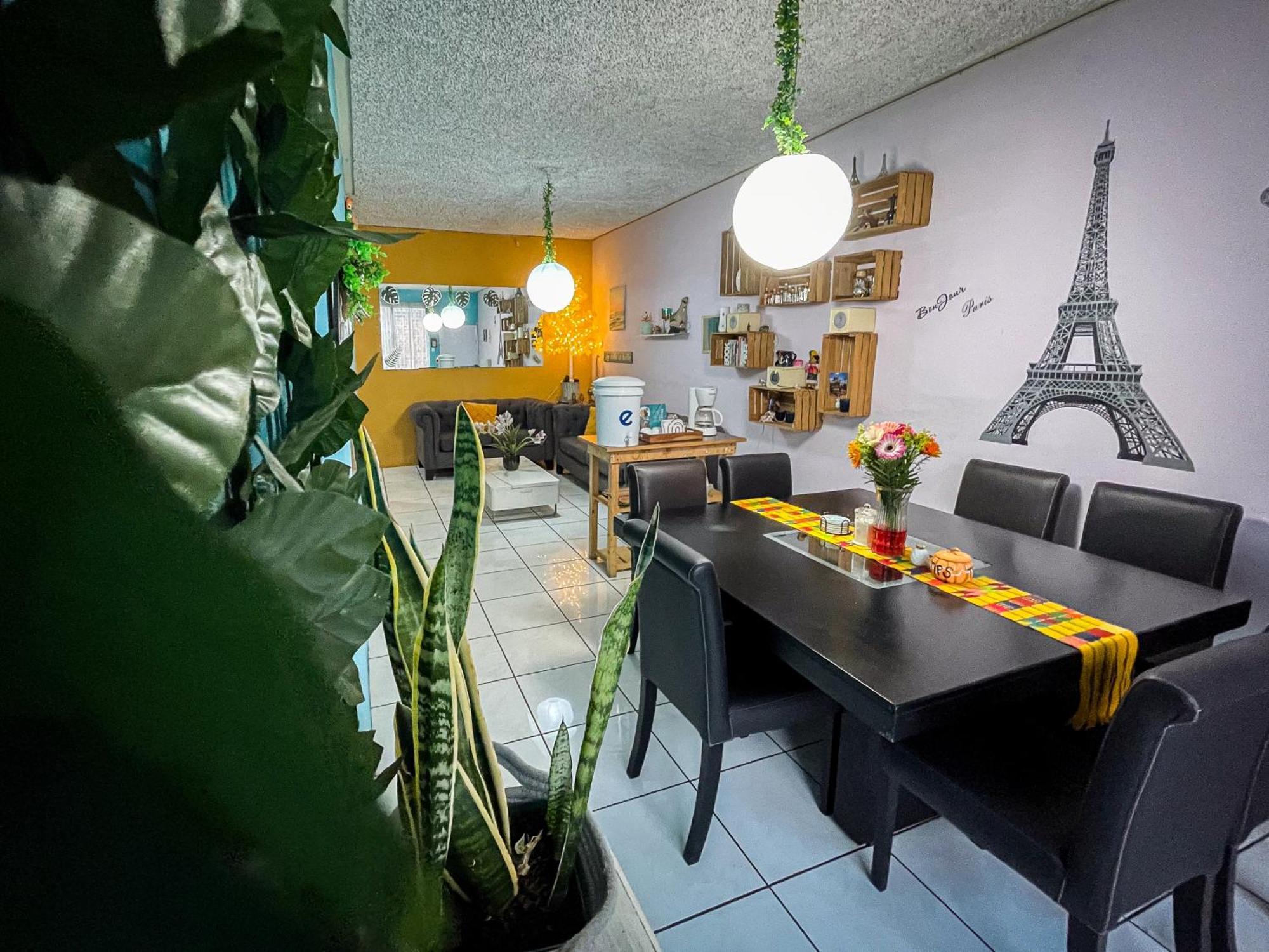 Hostal De Lucca Guatemala City ภายนอก รูปภาพ