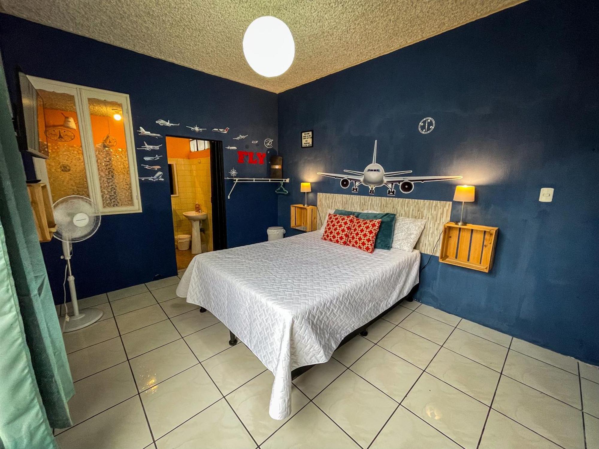 Hostal De Lucca Guatemala City ภายนอก รูปภาพ